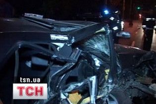 У Києві Mercedes врізався в електроопору: є жертви