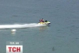 П'яний мажор на скутері протаранив відпочивальників на човні
