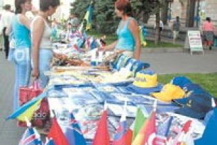 Торговці нацсимволікою пікетують мерію