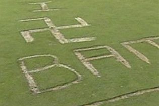 Невідомі вирізали свастику поряд з ім'ям Обами на полі для гольфу