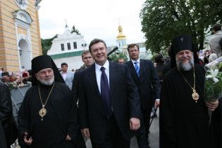 Янукович залишив монастир, щоб проголосувати руками
