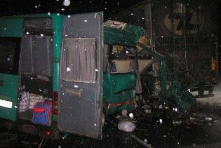 На Рівненщині автобус протаранив вантажівку: загинули троє людей