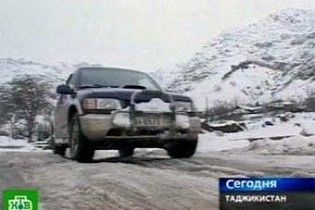 У Таджикистані лавини заблокували 150 машин