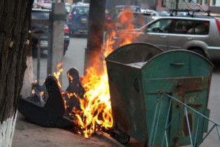 Чоловіка та жінку зарізали та спалили разом зі смітником