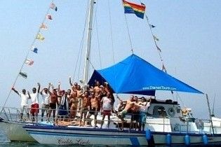 Літнє подружжя відправили у круїз з геями