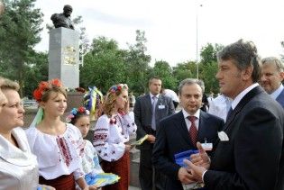 БЮТ: Ющенко брав до Туркменії два літаки чиновників та музикантів