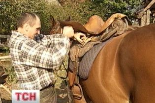 У Конча-Заспі олігархи відбирають хату в коняра
