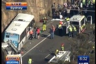 В Австралії у шкільний автобус з 40 учнями врізалися два легковики