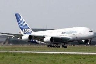 Лайнер A380 повернувся в Париж через відмову двигуна