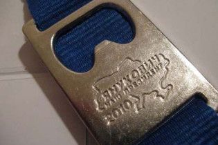 Члени виборчкому на Тернопільщині користуються авторучками з написом "Янукович - наш президент"