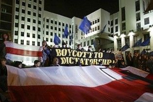 У Білорусі за роздачу антикризових листівок затримали опозиціонера