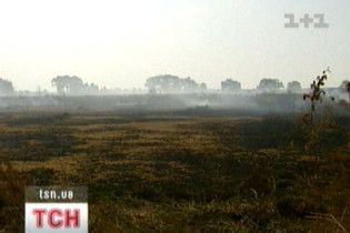 Смердюча пожежа під Києвом триватиме ще три дні