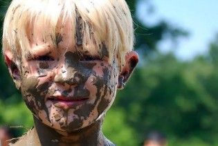Вчені стверджують, що дітям шкідливо бути занадто чистими