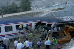 Турецький поїзд врізався в екскаватор: є жертви