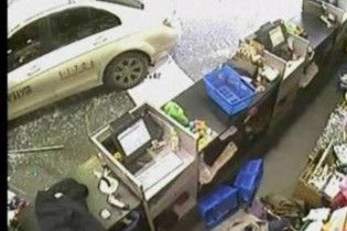 В Ізраїлі водій переплутавши педалі гальма і газу, припаркувався в магазині