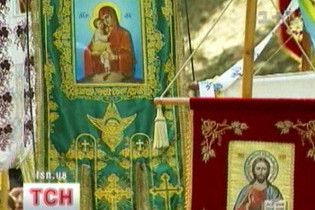 Українські священики влаштували війну за пожертви