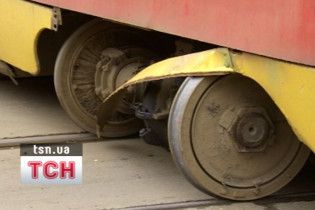 У Києві трамвай протаранив авто і заблокував рух