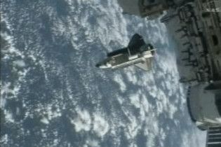 Шатл Discovery повертається на Землю