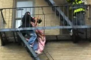 У Нью-Йорку чоловік врятував дитину і став національним героєм