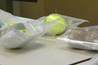 За метання м'ячів з наркотиками арештовано 12 осіб