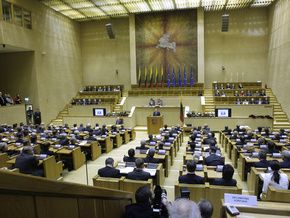 За новим законом литовці повинні платити податки за вечерю в сусіда