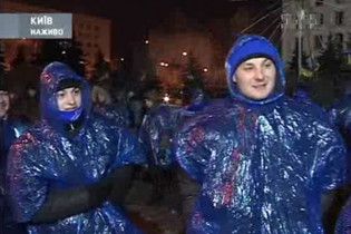 Під ЦВК гріються кілька сотень кремезних молодиків в поліетилені