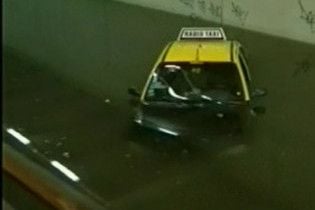 Тропічні зливи заблокували міста в Аргентині