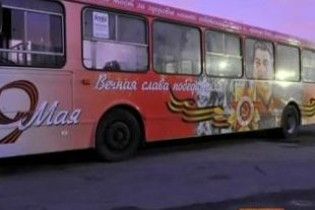 У Петербурзі вийшов у рейс автобус з портретом Сталіна