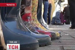 Чутки про повінь спровокували ажіотажний попит на гуму
