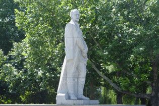 У Запоріжжі вандали написали на пам’ятнику Дзержинському "Де тут сортир?"