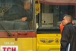 У Києві під тролейбусом знайшли жінку з відрізаною головою