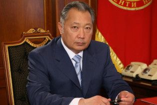Президент Киргизії покинув країну