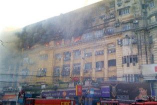 Потужна пожежа почалася в офісній будівлі в індійській Калькутті