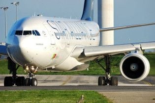 У каїрському аеропорті літак з 195 пасажирами врізався у стовп