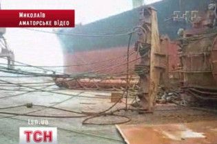 У Миколаєві три людини постраждали через падіння портового крана