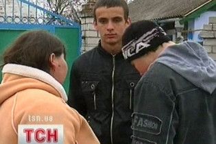 У Миколаєві охоронці фірми кілька годин катували дітей через вибите вікно