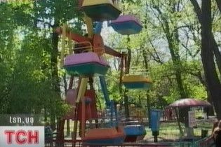У Маріуполі на колесі огляду застрягли діти
