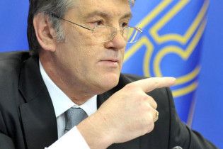 Ющенко: українці стали заручниками двох людей