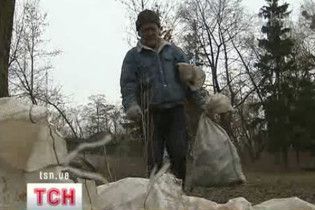 Київських безпритульних "організували" на збір сміття