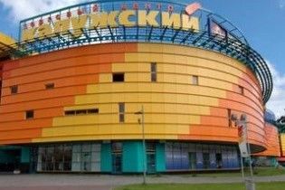 Чоловік в одязі з написом "Чечня" влаштував побоїще на очах охорони московського ТЦ