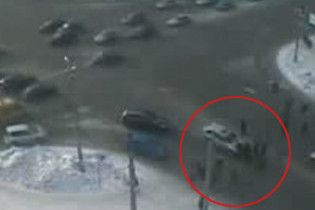 П'яний даїшник на маминому BMW Х5 в'їхав у натовп на переході (відео)