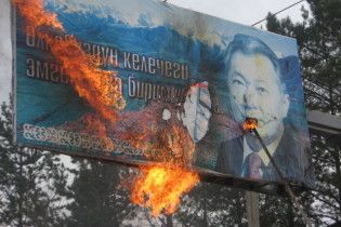 Будинок поваленого президента Киргизії розграбований і спалений