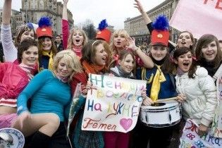 Напівроздягнені феміністки намагалися прорватися в Кабмін