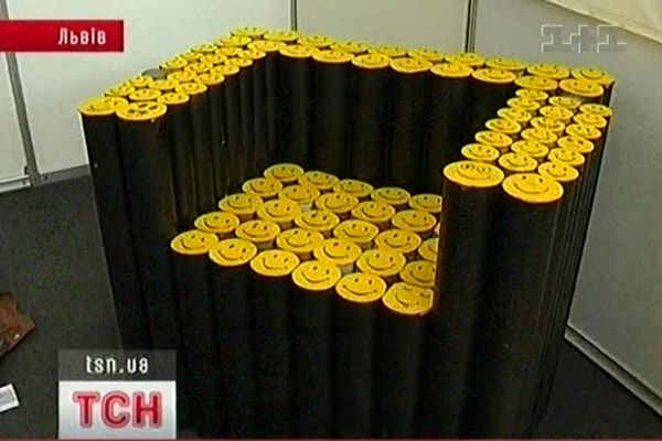 Крісло із сміття