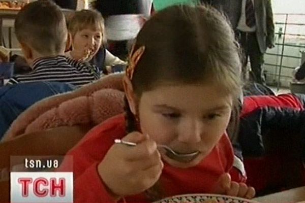 Дитина їсть