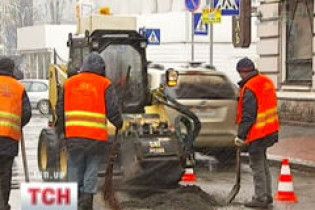Українські дороги можуть розраховувати лише на "ямковий ремонт"