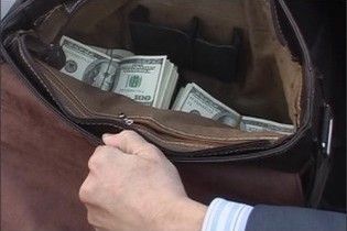 В Києві з машини офіцера СБУ викрали 50 тисяч та коштовності