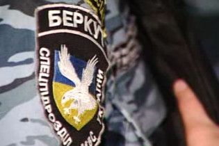 На Київщині міліціонер стрибнув на капот і намагався через вікно забрати ключі