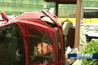 Дівчина протаранила будку ДАІ, виконуючи вказівки навігатора