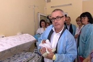 Художник Деміен Хьорст відкрив у Києві "Колиски надії"